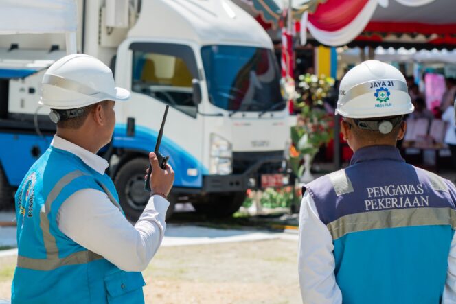 
					Petugas PLN dalam mendukung peresmian Koperasi Desa Merah Putih pada 6 titik yang dipusatkan di Kampung Holtekamp, Kota Jayapura, Papua. Foto: PLN Papua 