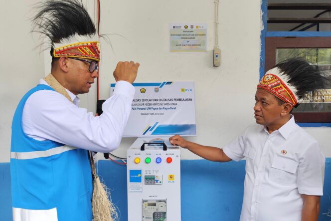 
					Menteri ESDM, Bahlil Lahadalia  mendengarkan penjelasan Direktur Utama PLN, Darmawan Prasodjo  terkait inovasi SuperSUN yang telah dipasang di SDN Kiriyow, Kepulauan Yapen. Foto: PLN Papua