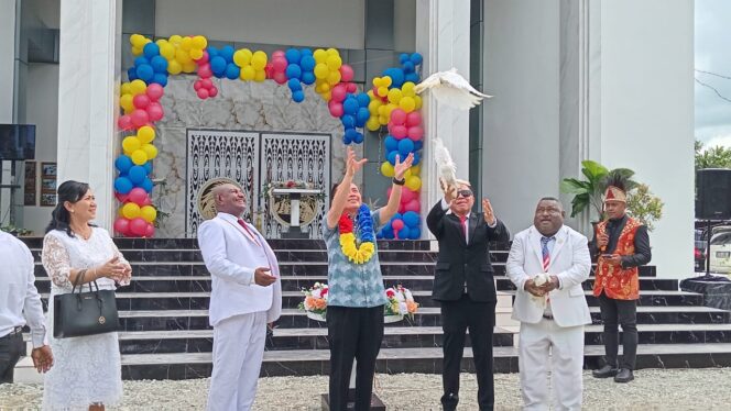 
					Penjabat Gubernur Papua, Agus Fathoni menghadiri Peresmian dan Pentahbisan Gedung Gereja Pantekosta di Indonesia (GPdi) Revival Yemtien di Koya Koso, Sabtu 26 Juli 2025. Foto: Natalya Yoku/KabarPapua co