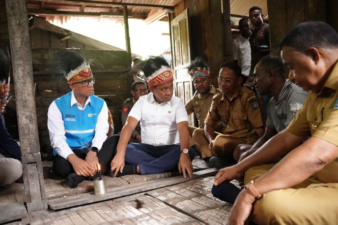 
					Diskusi antara kementerian ESDM, PLN, Pemerintah Daerah, dan masyarakat terkait kebutuhan penyediaan infrastruktur kelistrikan yang merata, khususnya di Distrik Yapen Utara. Foto:PLN Papua