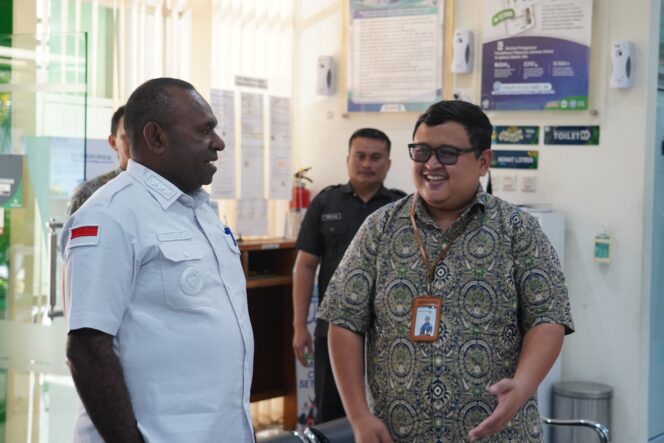
					Kepala BPJS Kesehatan Cabang Jayapura, Hernawan Priyastomo (baju batik saat bersama Bupati Sarmi, Dominggus Catue. Foto: BPJS Kesehatan.  