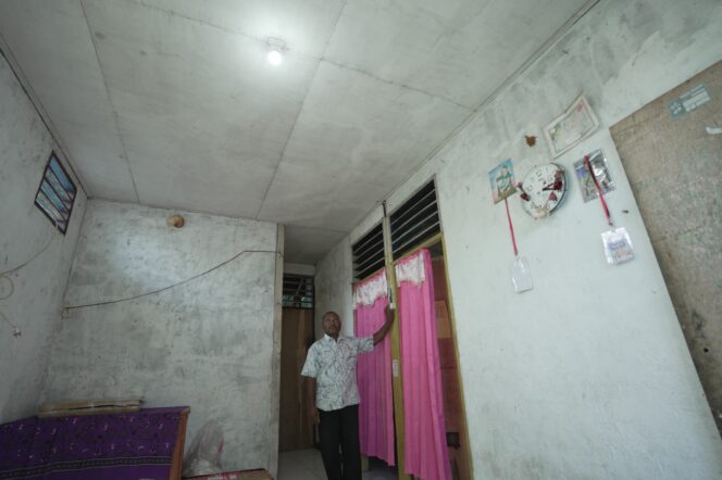 
					Salah satu keluarga prasejahtera di Papua yang nemerima manfaat Ligh Up The Dream. Foto: PLN Papua