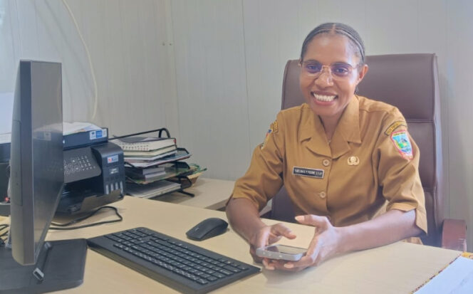 
					Koordinator Pertandingan basket 3 on 3 ASN yang juga Kasubag Rumah Tangga Gubernur Setda Provinsi Papua Tengah, Yubelina S.P. Pakage. Foto: Vero/Kabarpapua.co