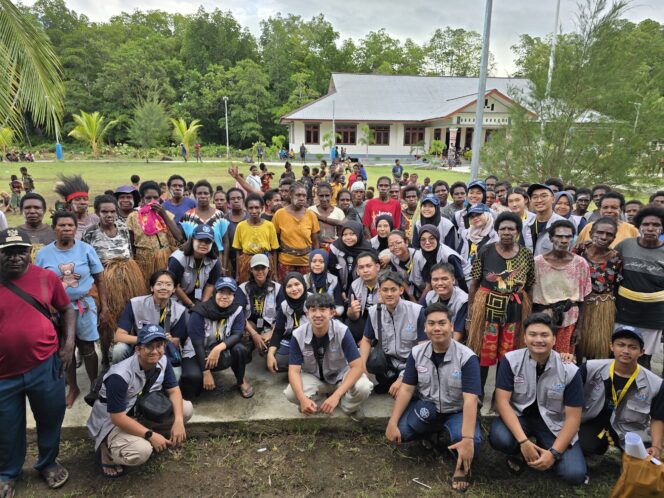 
					Mahasiswa KKN-PPM UGM saat bersama warga Atuka Mimika, Provinsi Papua tengah. Foto: Tim KKN-PPM UGM