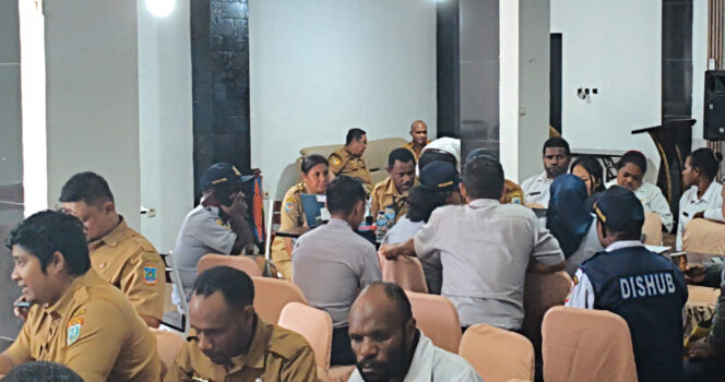 
					Melalui Badan Perencanaan, Riset dan Inovasi Daerah, Provinsi Papua Tengah menggelar monitoring meja semester I 2025 yang berlangsung di salah satu hotel di Nabire, Senin 21 Juli 2025. Foto: Humas PPT