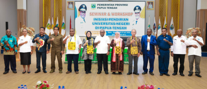 
					Para narasumber para seminar dan workshop Inisiasi Pendirian Universitas Negeri di Papua Tengah. Foto: Humas PPT 