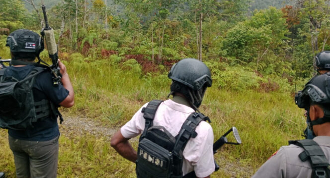 
					Aparat TNI Polri bersiaga di Bandara Sugapa. Foto: Satgas Cartenz
