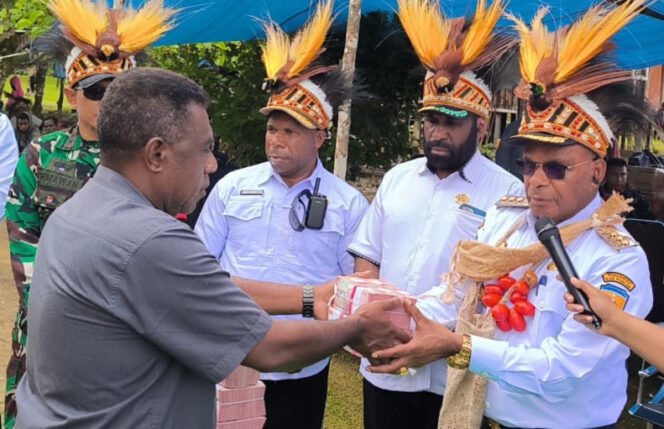 
					Penyaluran dana kampung  Rp7.468,759,000 yang dibagikan pada 14 kampung di Distrik Doufo dan Distrik Dervos. Pembagian dana desa dipusatkan di Distrik  Dervos, Rabu,23 Juli 2025.  Foto: Diskominfo Puncak