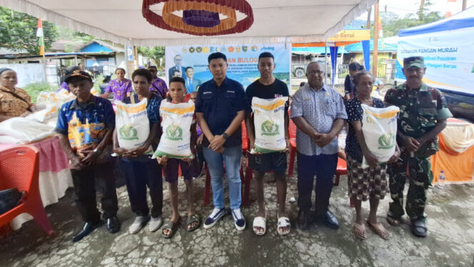 
					Penyerahan secara simbolis Bantuan Pangan Beras kepada Masyarakat di Kelurahan Anotourei.
Foto: Ainun Faathirjal/kabarpapua.co