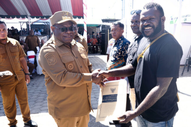 
					Gubernur Meki Nawipa menyerahkan akta notaris Koperasi Merah Putih di Papua Tengah. Foto: Humas PPT