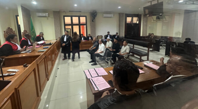 
					Pengadilan Negeri Kelas 1A Jayapura menggelar sidang perdana kasus dugaan korupsi pembangunan sarana dan prasarana Aerosport pada Dinas Pekerjaan Umum dan Penataan Ruang (PUPR) Kabupaten Mimika, Provinsi Papua Tengah, Senin 21 Juli 2025. Foto: Imelda/Kabarpapua.co