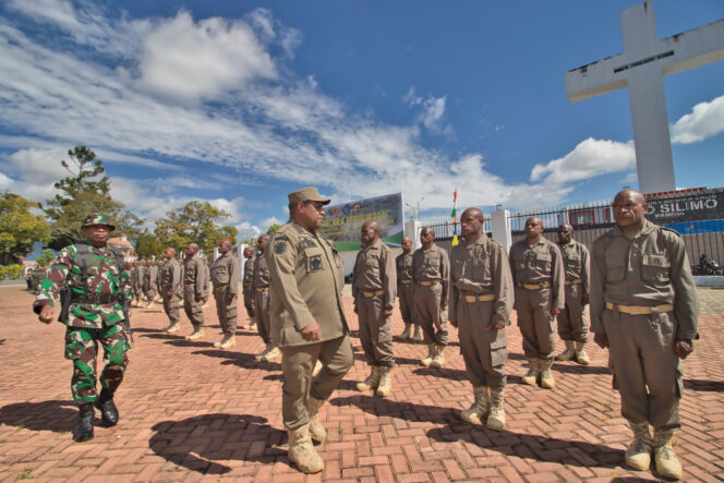 
					Bupati Jayawijaya Atenius Murip saat mengecek kesiapan 80 Polisi Baliem  di halaman  Kantor Bupati Jayawijaya
Foto: Kominfo Jayawijaya