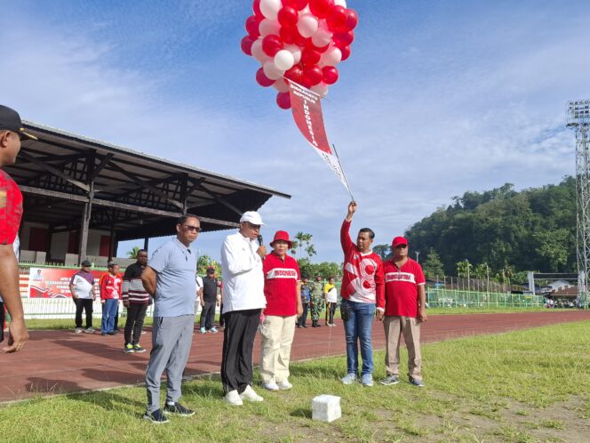 
					Pelepasan balon udara, tanda dimulainya peluncuran kegiatan jelang HUT ke-80 RI di Kabupaten Kepulauan Yapen. Foto: Ainun Faathirjal/KabarPapua.co