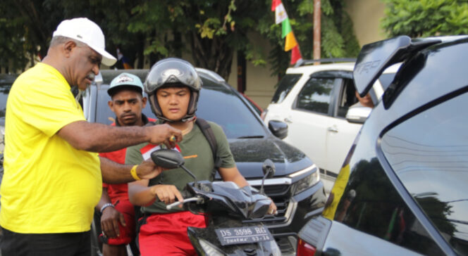 
					Wali Kota Jayapura, Abisai Rollo membagikan Bendera Merah Putih kepada pengendara. Foto: Natalya Yoku/KabarPapua.co