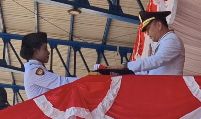 
					Pj Gubernur Papua, Agus Fathoni saat memimpin upacara HUT ke 80 RI. Foto: Imelda/KabarPapua.co