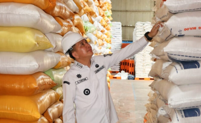 
					Pj Gubernur Papua Agus Fatoni saat melakukan sidak ke Gudang Bulog di Kota Jayapura, Papua. (Foto dok: Diskominfo Papua)