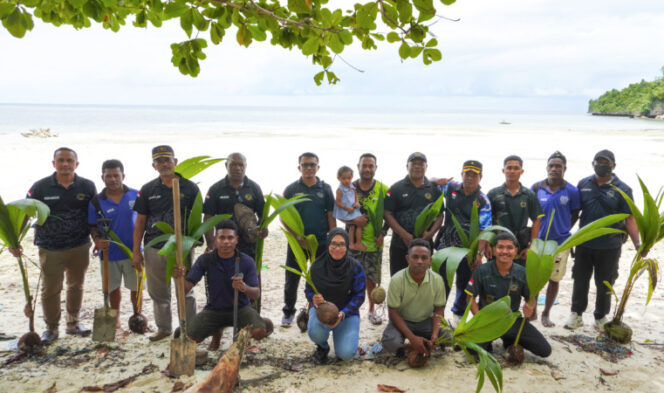 
					Aksi penanaman pohon kelapa Lapas Kelas II B Serui di Pantai Minggaf Serui. (KabarPapua.co/Ainun Faathirjal)