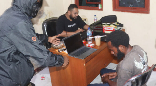 
					Anggota KKB yang merupakan anak buah Egianus Kogoya saat dimintai keterangannya oleh polisi. (Foto dok: Satgas Ops Damai Cartenz)