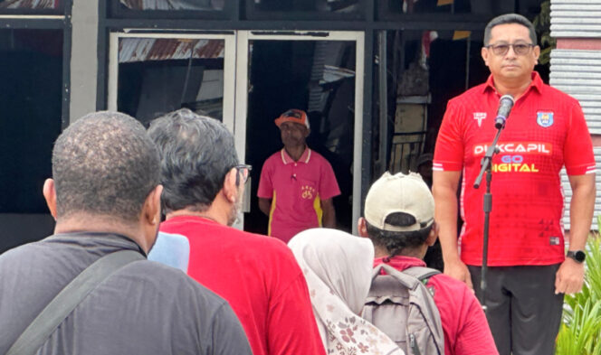 
					Arahan Plt Sekda Kepulauan Yapen Harold Wenno saat apel gabungan ASN di halaman Kantor Pemkab Kepulauan Yapen, Serui. (Foto dok: Humas Pemkab Kepulauan Yapen)