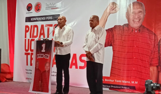 
					Calon Gubernur Papua, Benhur Tomi Mano (BTM) bersama Calon Wakil Gubernur Papua Constant Karma (CK) menyampaikan pidatonya. (KabarPapua.co/Natalya Yoku)