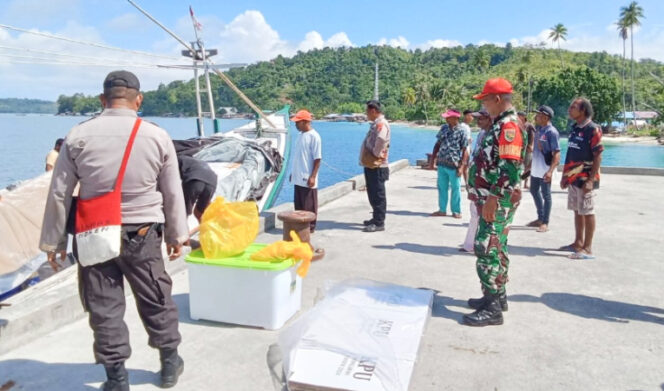 
					Pengawasan logistik PSU Gubernur dan Wakil Gubernur Papua oleh Babinsa Koramil 1709-04/Ansus di Distrik Pulau Yerui. (Foto dok: Kodim 1709/YAWA)
