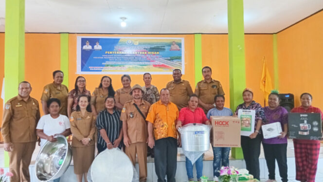 
					Foto bersama usai pelatihan diversifikasi produk olahan hasil perikanan bagi puluhan pelaku usaha pemula. (KabarPapua.co/Natalya Yoku)
