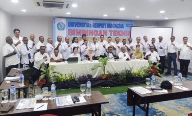 
					Foto bersama pimpinan dan anggota DPRK Kepulauan Yapen saat bimtek di Yuan Hotel, Pasar Baru, Jakarta. (Foto dok: DPRK Kepulauan Yapen)