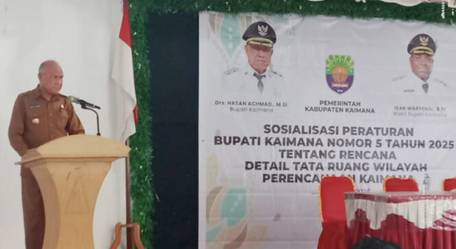 
					Bupati Kabupaten Kaimana, Hasan Achmad saat memberikan sambutan dalam Sosialisasi Perbub tentang RDTR. (KabarPapua.co/Yosias Wambrauw)