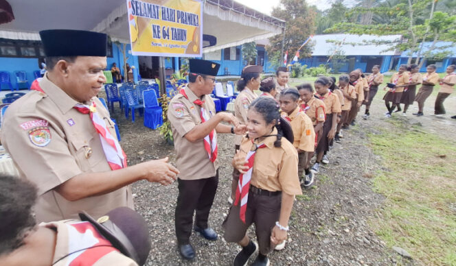 
					Bupati Kepulauan Yapen Benyamin Arisoy bersama Wakil Bupati Kepulauan Yapen Roi Palunga saat berjabat tangan dengan para Pramuka. (KabarPapua.co/Ainun Faathirjal)