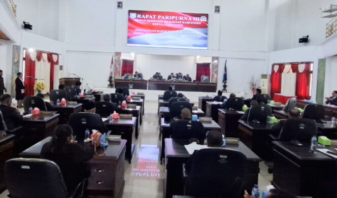 
					Suasana Rapat Paripurna III di Gedung Sidang DPRK Kepulauan Yapen, Selasa, 19 Agustus 2025. (KabarPapua.co/Ainun Faathirjal)