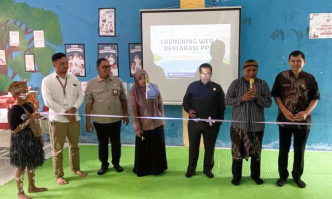 
					Saat pengguntingan pita pada peresmian peluncuran website dan deklarasi PPID SD Jauara Al Hikmah Jayapura. (IST) 