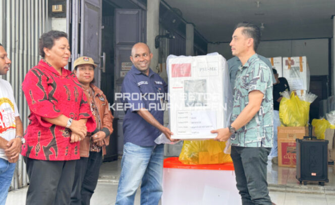 
					Sekda Kepulauan Yapen, Erny R. Tania dan Ketua KPUD Kepulauan Yapen Zakeus Rumpedai saat akan melakukan pendistribusian logistik PSU Gubernur dan Wakil Gubernur Papua. (Foto dok: Humas Pemkab Kepulauan Yapen)