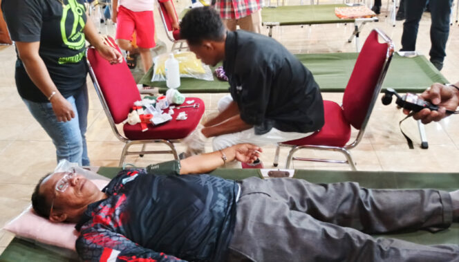 
					Wakil Bupati Kepulauan Yapen Roi Palunga saat donor darah. (Foto dok: Humas Pemkab Kepulauan Yapen)
