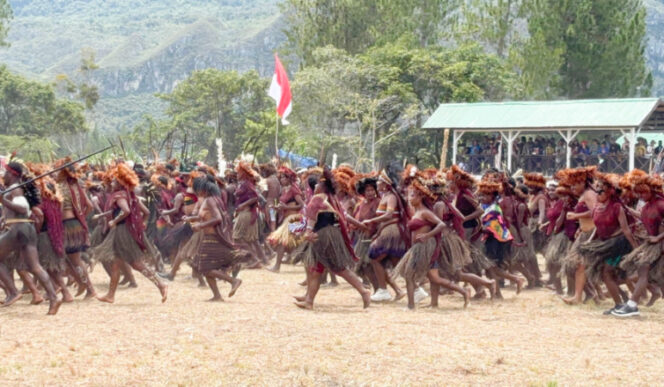 
					Penampilan parade Pikon dan Tarian Etai oleh 1500 masyarakat Jayawijaya dalam FBLB ke-33. (KabarPapua.co/Agris Wistrijaya) 