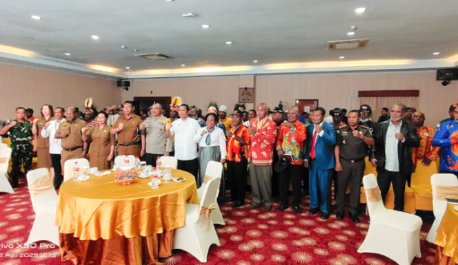 
					Foto bersama usai dialog bersama antara pemerintah dan tokoh masyarakat Papua. (KabarPapua.co/Imleda) 