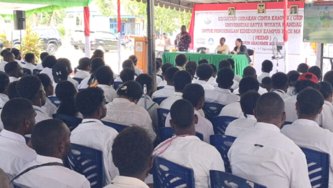 
					Saat Gubernur Papua Tengah Meki Nawipa membawakan materi mengenai Program Pembangunan SDM di Provinsi Papua Tengah dalam kegiatan pengenalan kampus bagi mahasiswa baru USWIM. (Foto dok: Humas Pemprov Papua Tengah) 
