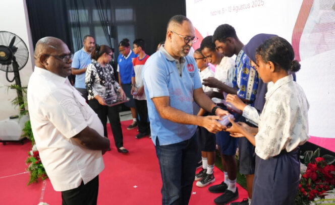 
					Executive Vice President (EVP) Sustainable Develoment PTFI Claus Wamafma disaksikan Gubernur Papua Tengah Meki Nawiwa, menyerahkan simbolis bantuan kaca mata gratis dari PTFI untuk 487 pelajar di Nabire. (Foto dok: PTFI)