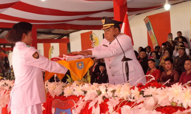 
					Bupati Kepulauan Yapen, Benyamin Arisoy saat memimpin upacara HUT ke 80 RI. Foto: Ainun Faathirjal/KabarPapua.co