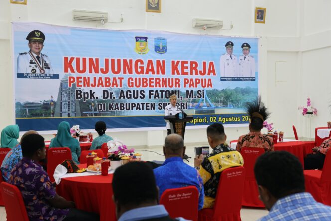 
					Pj Gubernur Papua, Agus Fatoni saat kunjungan kerja ke Supiori jelang PSU Pilgub Papua. Foto: Kominfo Papua