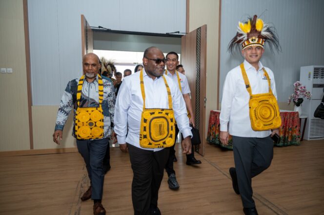 
					Gubernur Papua Tengah, Meki Nawipa dan Wagub, Deinas Geley, disela-sela pembukaan Musprov KADIN  Papua Tengah. Foto: Vero/KabarPapua.co