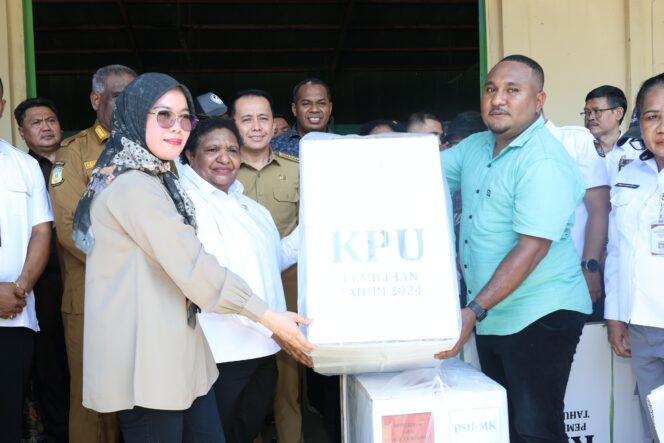 
					Pelepasan distribusi logistik PSU Pilgub Papua. Foto: Imelda/Kabarpapua.co