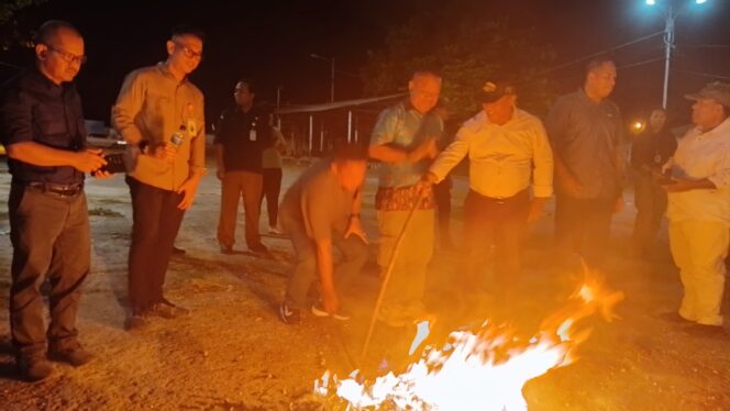 
					Pemusnahan surat suara rusak yang ditemukan KPU Provinsi Papua