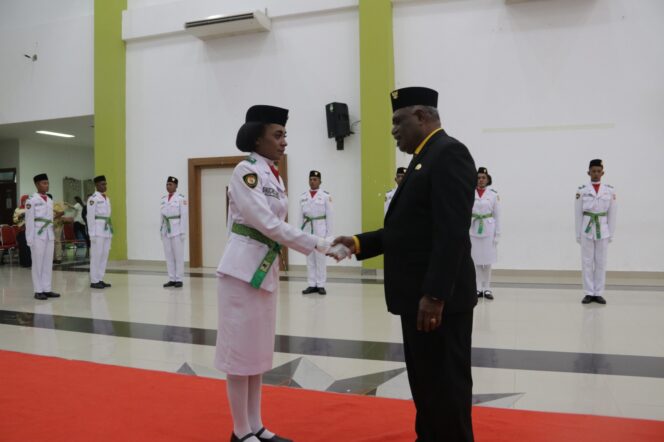 
					Pengukuhan 30 anggota Paskibraka Kota Jayapura. Foto: Natalya Yoku/Kabarpapua.co