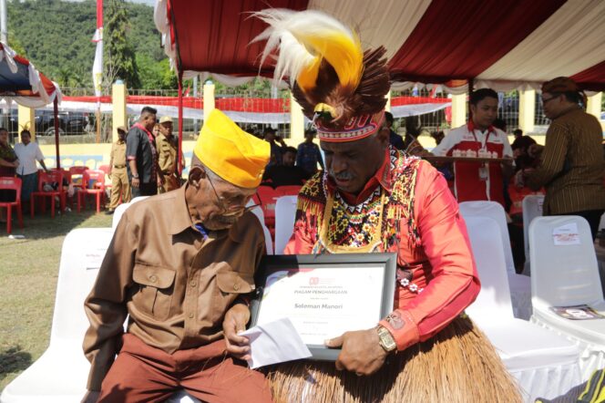 
					Wali Kota Jayapura, Abisai Rollo saat bersama salah satu veteran di sela-sela perayaan kemerdekaan Indonesia ke 80 tahun. Foto: Natalya Yoku/KabarPapua.co