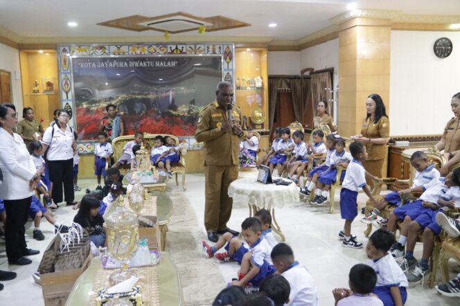 
					Tour edukasi TK Kristen Pelita Terpadu Koya Barat ke ruang kerja Wali Kota Jayapura. Foto: Natalya Yoku/KabarPapua.co