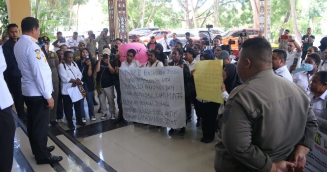
					Para guru honorer dari sekolah yayasan atau swasta saat berdialog dengan Wakil Wali Kota Jayapura, Rustan Saru. Foto: Natalya Yoku/KabarPapua.co