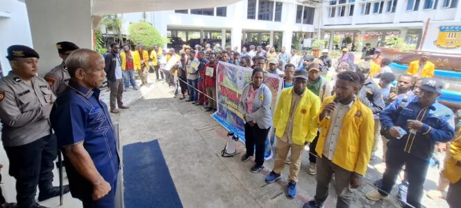 
					Mahasiswa dan pelajar yang tergabung dalam Komunitas Mahasiswa Pelajar Puncak Jaya (KMPPJ) Kota Studi Jayapura unjuk rasa Kantor DPR Papua terkait krisis keamanan di Puncak Jaya. Foto: Imelda/KabarPapua.co 