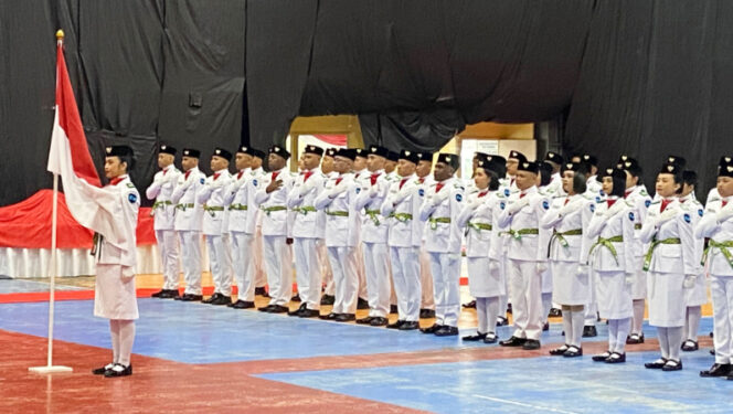 
					Bertindak sebagai komandan pengukuhan Paskibra Tembagapura adalah Jessica Natalia Luntungan. (IST)
