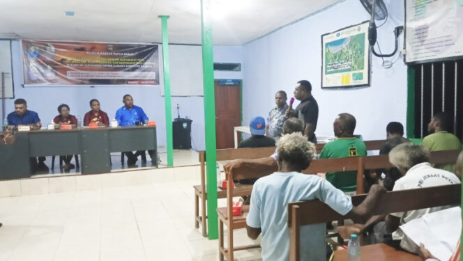 
					Jhoni Namsau saat berbicara dalam pertemuan dengan anggota MRPB di Kampung Tanggaromi, Kamis, 7 Agustus 2025. (KabarPapua.co/Yosias Wambrauw)