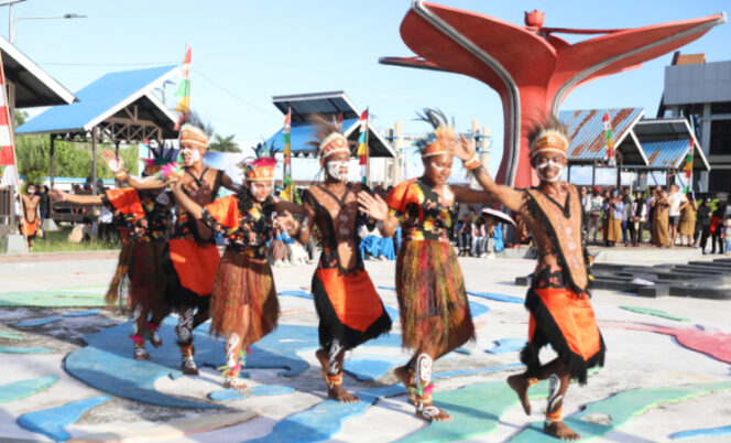 
					Salah satu tarian dalam puncak kegiatan pengabdian mahasiswa UGM dalam program KKN-PPM di Distrik Waisai, Raja Ampat, Papua Barat Daya. (Foto dok: Divisi Humas KKN-PPM Sorai Waisai 2025)